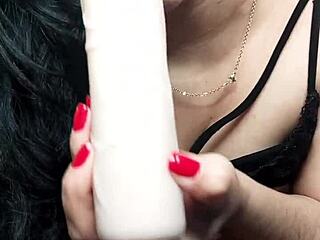 Kolumbialainen huora hakkasi massiivista 10-tuumista kukkoa kovaa