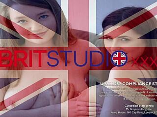 Blonde nabostudent blir boret hard i hjemmelaget strømpebukse fetish