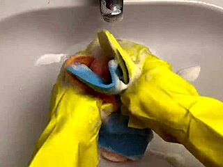 이 핫 하우스와이프가 딜도로 놀고 청소하는 거 보는 게 좋아