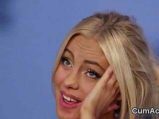 Wow! Horká holka dostává sperma na obličej, cucá každou kapku milostné šťávy!