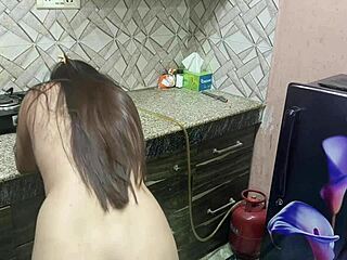 Ωχ, ινδική θετή μαμά γαμάει θετό γιο στην κουζίνα, τόσο λάθος