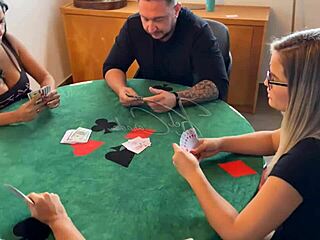 दोस्तों के जोड़े को गेम्स की रात के लिए बुलाया लेकिन असली इरादा कपल स्वैप करना था