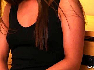 Vruća mama liže dadilju Maddy O'Reilly dok ne kaplje od uzbuđenja s Laly.