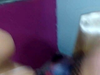 comiendome un hermoso coño blanco de una chica europea que vino a colombia a comer verga latina