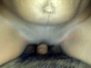 Jaham tega velikega črnega kurca močno, medtem ko me očka boži v nogavicah