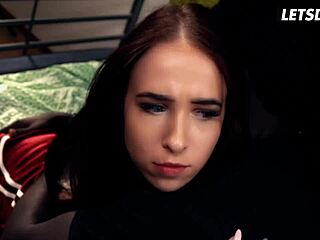 Ej, glej majhno odraslo nemško najstnico Nato Ocean, ki vzame velik črn kurac v hostlu! Kako ta tesna pička zdrži?