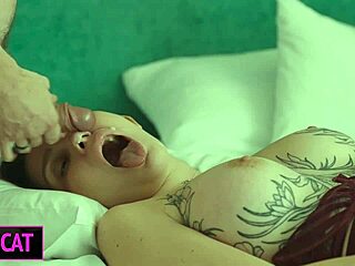 Jen jedna postel v hotelu nutí macechu lízat prdel nevlastnímu synovi. Sdílí divoký sex na dovolené.