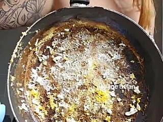 Stuffing short into big pussy while flashing 😏