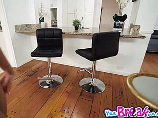 세상에, 작은 너드가 그 거대한 자지를 갈구해!