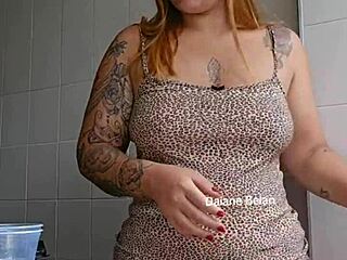 Stuffing short into big pussy while flashing 😏