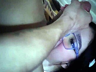 コロンビアのブロネットが制服で屈んで激しい騎乗位とケツに射精