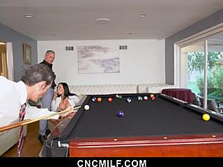 Pareja caliente folla intensamente en todas las posiciones. Cama desordenada después.