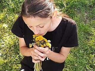 Neighbor Got Flowers, Gave Me Wild Cunnilingus Thanks!