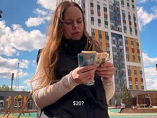 Vau, njegov sprehod po mestu se konča z globokim grlom in krempajem presenečenje!