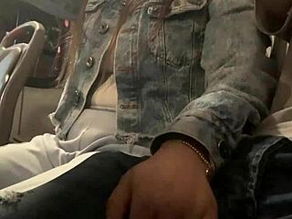 Je montre ma bite dans le bus public, elle la touche