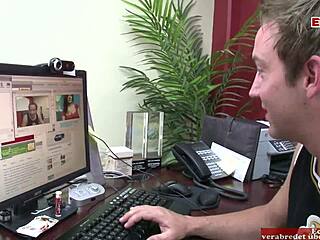 Camgirl Lets User With Big Dick Fuck Her Pussy