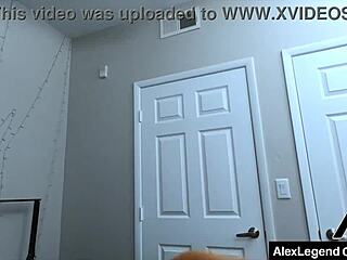 At kuyruklu kalın kıçlı beyaz kız Madison Morgan, Alex Legend tarafından sert köpek pozisyonunda beceriliyor. Kızıl saçları vahşi çoraplarla sallanıyor!