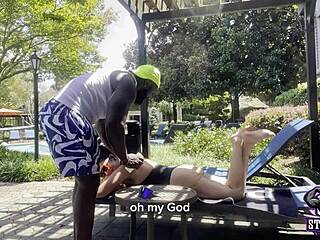 Obseden sem s havajsko angelko, ki jebe ob bazenu