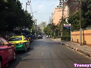 Den ladyboy fik sin røv rimmet og banket hårdt