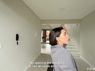 美しい不動産エージェント、取引をまとめるスキルをデモ