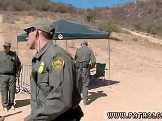 אני השוטרת הבלונדינית באחידה מקבלת שלישייה על מכסה המנוע