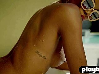 Ebony MILF Eugena Washington kleedt zich uit, toont natuurlijk lichaam 😍