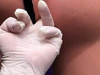 สอนน้องสาวต่างมารดาเล่นโทรศัพท์ตอนเธอจับของเล่นยักษ์ใหญ่!