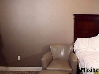 Asyalı yıldız Maxine X Alec Knight'ın sıcak dölünü yutmak için diz çöküyor