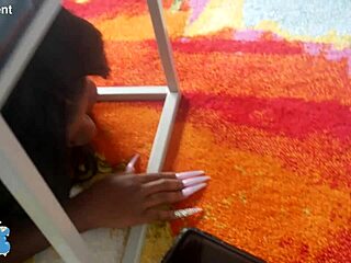 Atascada en sitio estrecho luego follada por sorpresa ebony masiva