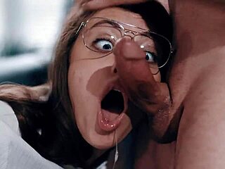 后妈Annie King用禁忌性爱阻止儿子的手淫