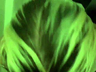 계부와 계누나와 샤워 공유, 너무 젖고 비누투성이