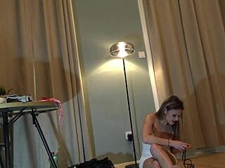 Ugh, questa carina ragazza universitaria al casting si cambia, mostra mutandine e culo...