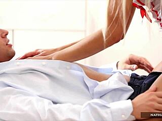 نجمة شابة لولا تأخذ زب كبير في كسها الضيق