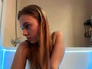 Hej, pozri tú šialenú kurvu, ako sa šalie v sprche s mokrou pičou!