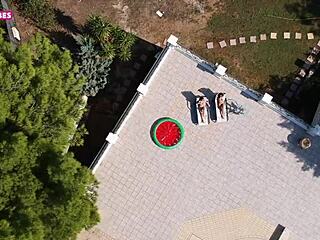 기름칠한 레즈비언녀들 서로 문질러서 격렬한 절정