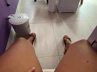 Šukám si kundu na veřejnosti před klienty!