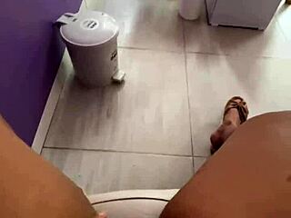 Follandome el coño en público enfrente de mis clientes!