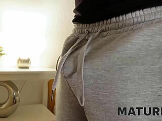 Am văzut cougar cehă dezbrăcându-se până la ciorapi pentru futut