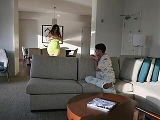 خدعت أم صديقي الخائنة في عمل بري