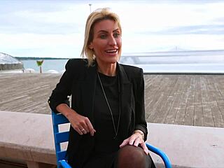 Anouk, psychologue de 30 ans, gère expertement de grosses bites