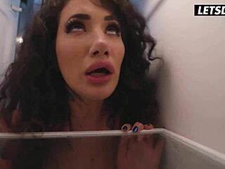 밀프 아이비 울프가 문신한 룸메이트 아라벨 라파엘을 뜨거운 레즈비언 시저링으로 유혹해