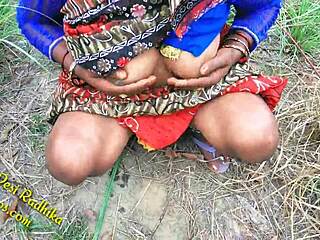 Pareja india folla salvaje en la jungla al aire libre