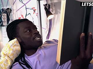 Katy Rose poželjivo sesa in jeźdi velik črn tič sostanovalca v vročem medrasnem seksu v horny hostlu