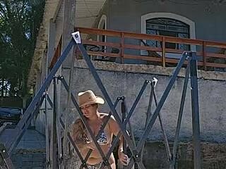 Montando Uma Tenda Na Chácara Usando Um Body Socado No Rabo