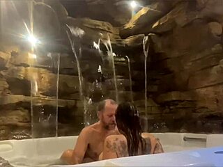 Pár si užívá medové týdny v hotelu, žena vášnivě jezdí