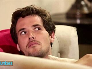 Avi Love guapa ansía montar profundo y corrida en escena peluda