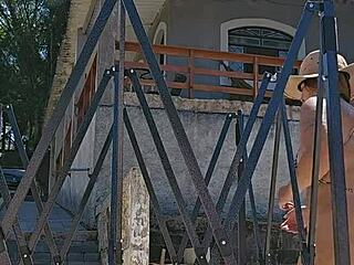 Montando Uma Tenda Na Chácara Usando Um Body Socado No Rabo