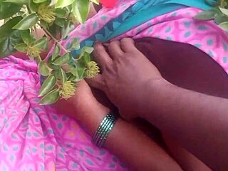 indian beauty aunty shows boobs in outdoor video