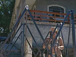 Montando Uma Tenda Na Chácara Usando Um Body Socado No Rabo