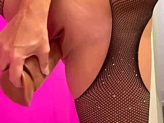 男がトイレでオナニーしながら見てる